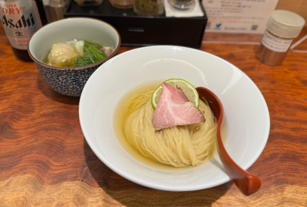 「【新作】冷やしつけ麺（塩）¥1300、海老ワンタン¥250」@三馬路 東京店の写真