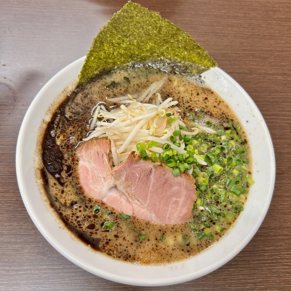 黒らーめん（黒マー油豚骨らーめん：930円）