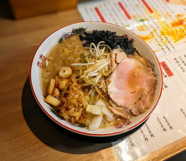 「ネギにんにく中華そば」@ネギにん中華そば ともり火の写真