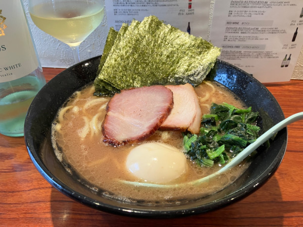「特製ラーメン＋白ワイン、赤ワイン」@ラーメン和拉の写真