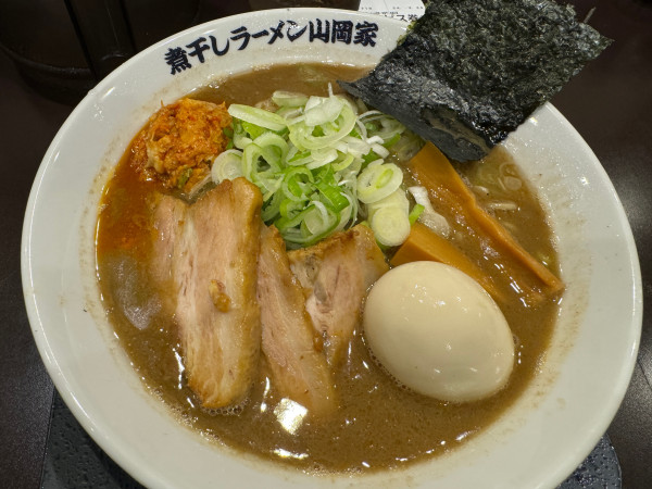 「煮干し豚骨チャーシュー麺　卵　ねぎ　辛玉」@煮干しラーメン山岡家 荒川沖店の写真