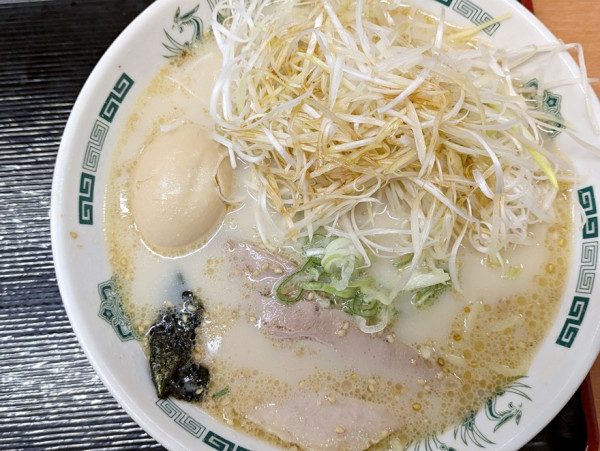 「味玉とんこつラーメン＋細切りネギ」@日高屋 田町西口店の写真