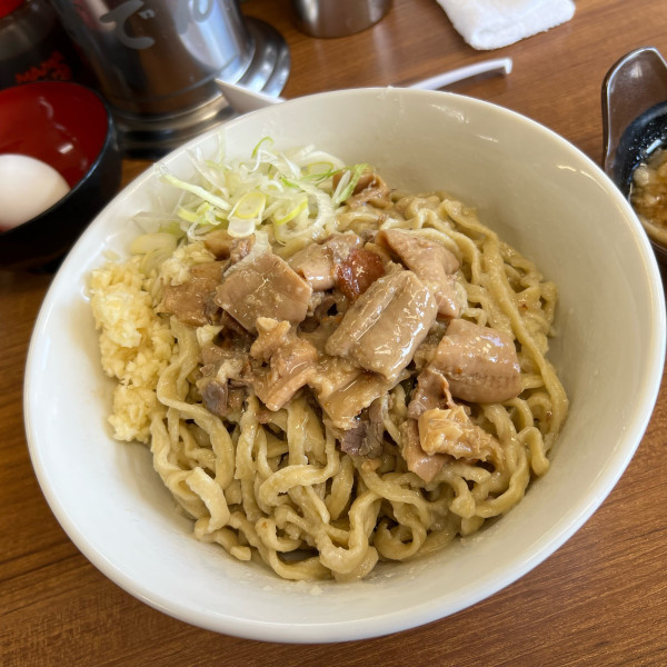「塩もつ煮込み油そば中『コール』全部」@ラーメンの店 どでん 北浦和店の写真