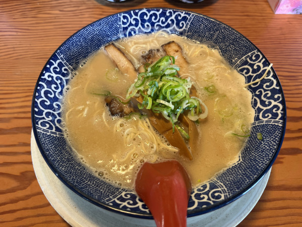 「博多とんこつラーメン　850円」@博多ラーメン鶴亀堂 三芳藤久保店の写真