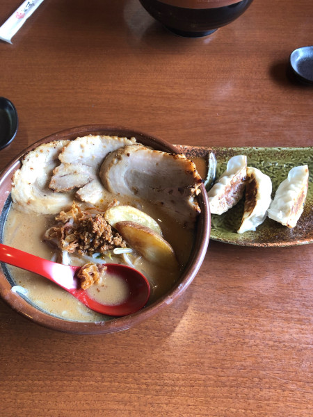 「北海道味噌炙りチャーシュー＋餃子」@麺場 田所商店 足立江北店の写真