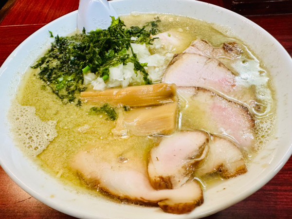 「【限定】塩煮干しソバ【920円】」@鶏こく中華 すず喜の写真