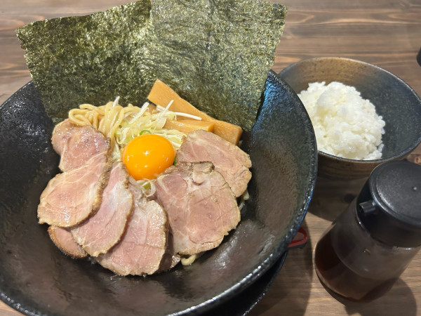 「ネギ玉チャーシュー油そば1350円、半ライス100円」@油そば 笹森家の写真