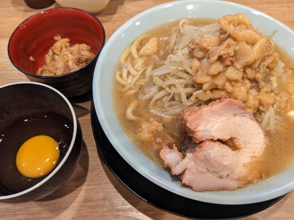 「ラーメン小（200g）＋生卵」@俺の生きる道 上野店の写真