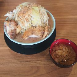 小ラーメン ヤサイマシマシブタ二枚追加