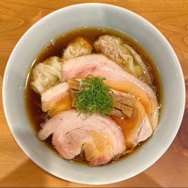 「わんたん中華そば ロースチャーシュー（オーブン焼き）」@中華そば しば田の写真