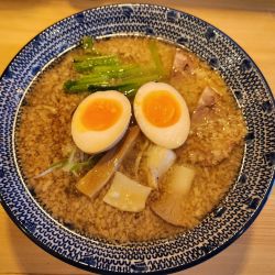 味玉こってり醤油　背脂増