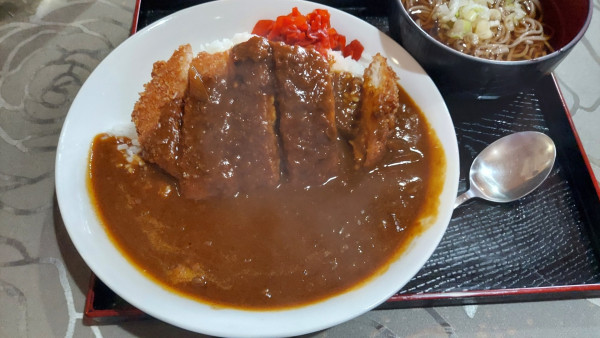 「カツカレーライスとミニ蕎麦セット 950円」@そば・うどん たぬきの写真