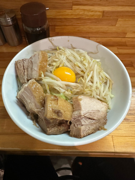 「肉マシ醤油まぜそば」@麺処 MAZERUの写真