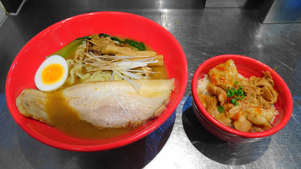 「肉の一本背負（1,200円）＋紅丼（390円）」@麺創研 紅 府中の写真