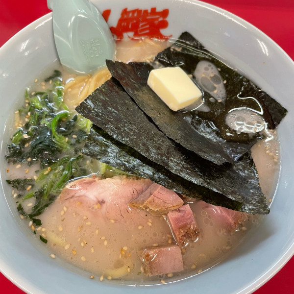 「塩ラーメン 690円 バター 80円 コロチャー」@ラーメン山岡家 大泉店の写真