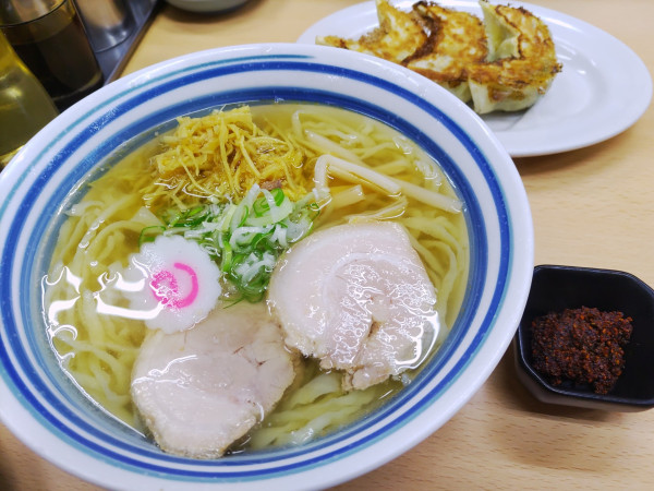 「生姜らーめん 900円 辛味TP 50円 餃子3個 330円」@小三郎の写真