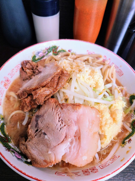 「ラーメン＋ヤサイ少なめニンニク多めアレ　950円」@ラーメン二郎 川越店の写真