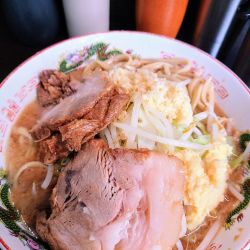 ラーメン＋ヤサイ少なめニンニク多めアレ　950円
