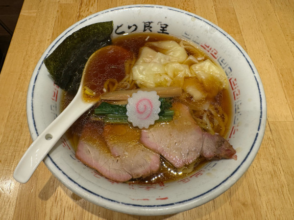 「中華そばワンタン麺　1050円」@とら食堂 福岡分店の写真