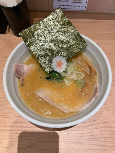 「醤油豚骨(930円)中太ちぢれ麺」@横濱中華そば 上星商店 横浜コネクトスクエア店の写真