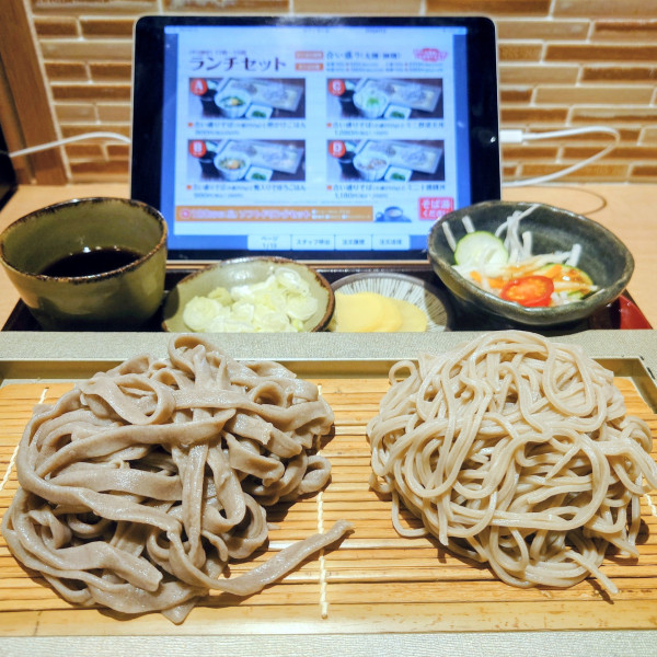 「合い盛りそば」@北海道そば さくら プレナ幕張店の写真