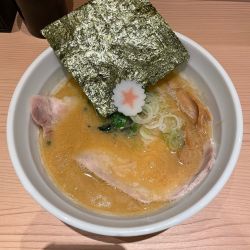 醤油豚骨(930円)中太ちぢれ麺