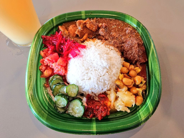 「スリランカ×マレーシア スペシャルプレート」@東京間借りカレー シモカワスパイス 新宿店の写真