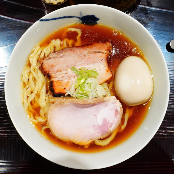 「醤油（中太手もみ麺）＋味玉＋エビスビール（中瓶）」@麺 みつヰの写真