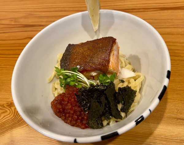 「【季節のら～めん】秋鮭といくらのまぜそば」@らーめん かねかつの写真