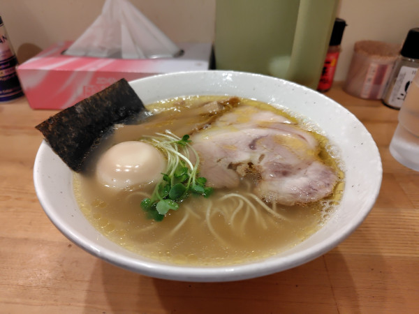 「白醤油らーめん¥900味玉¥150」@麺や ラチエン通りの写真
