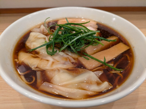 「ワンタン麺(黒)」@らぁ麺 麦造の写真