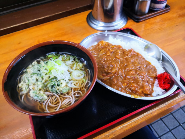 「春菊そば+カレーライス（760円）」@そば・うどん・定食 つかさの写真