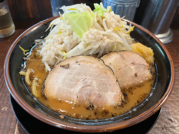 「ラーメン 小+ぶた ヤサイ300ニンニクアブラ」@麺や豚髭の写真