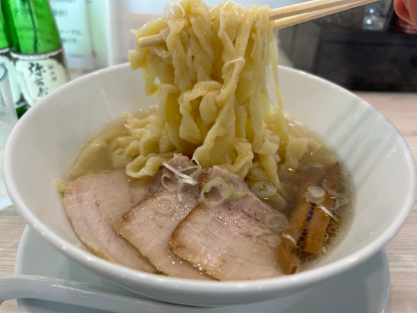 「会津山塩らぁ麺(極太ちぢれ麺)850円+冷酒600円×2本」@うえんで 喜多方店の写真