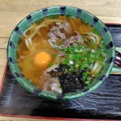 牛肉うどん800円、生卵50円