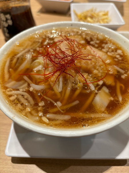 「【背脂たっぷり】ニンニク醤油ラーメン」@じゅうじゅうカルビ 東小金井店の写真