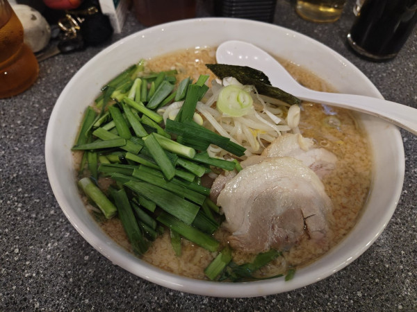 「味噌ラーメン➕生ニラ」@ハッスルラーメンホンマ 篠崎店の写真