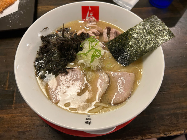「焼干しそば　白醤油　900円」@麺切り 白流の写真