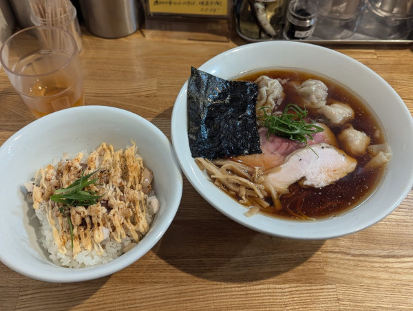 「ワンタン醤油炙りマヨチャーシュー丼セット」@RAMEN TOMOの写真