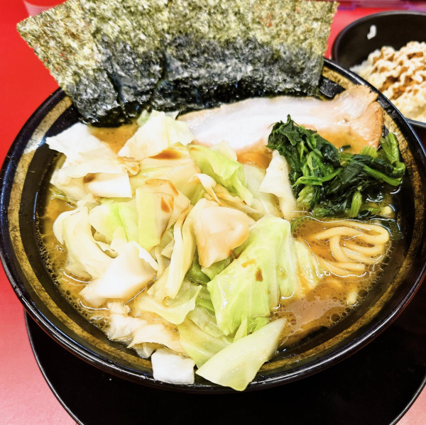 「ラーメン＋キャベツ＋半ライス」@王道家直伝 との丸家 八潮店の写真
