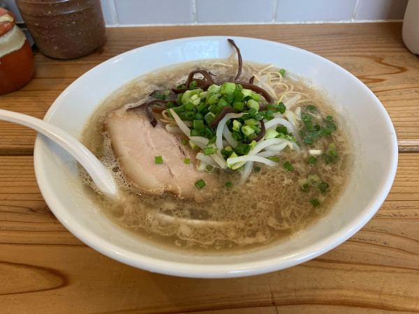 「豚骨醤油ラーメン　830円　無料小ライス」@豚骨ラーメン おかだの写真