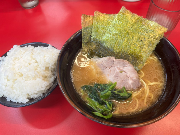 「ラーメン並　ライス」@横浜ラーメン 山本家の写真