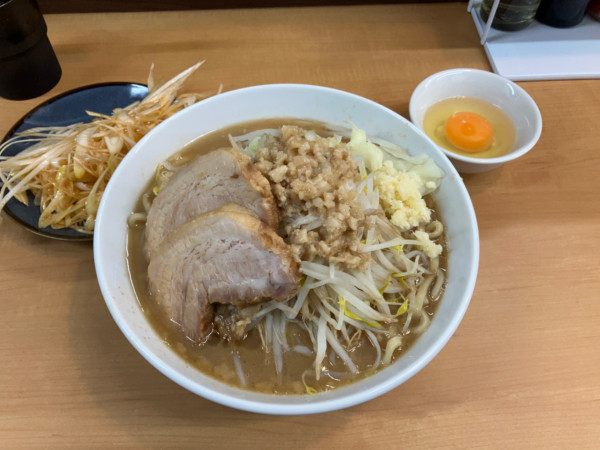 「キャンペーンらーめん￥800(250g.豚2枚)生卵､辛ネギ」@横浜家系 豚丸の写真