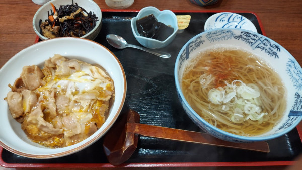 「ランチ温蕎麦と他人丼セット 900円」@そば処 初味の写真