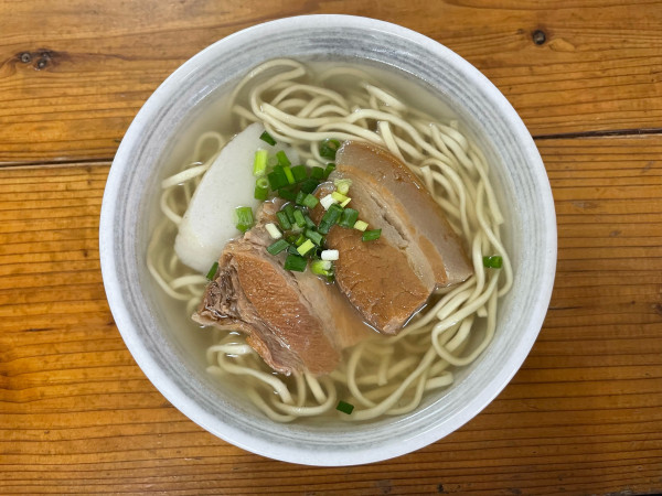 「沖縄そば 大 (¥730)」@亀かめそばの写真