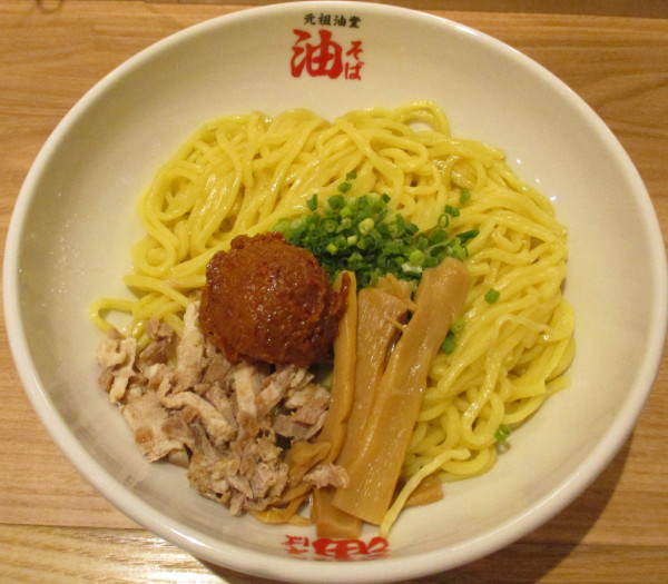 「辛味噌油そば(大盛)980円」@元祖油堂 歌舞伎町店の写真