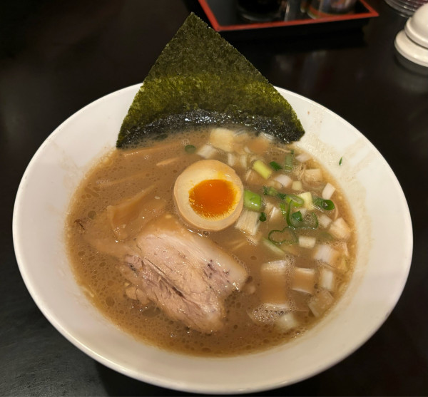 「【こってり白豚骨】左近」@麺将 武士の写真