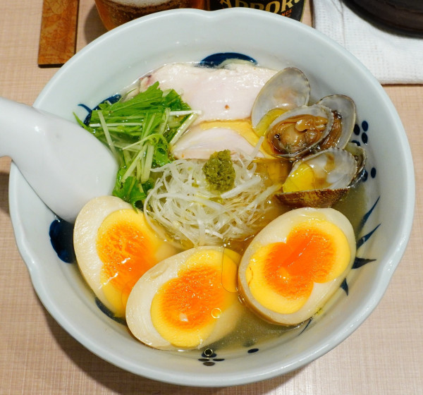 「【夜限定麺】あさり出汁 冷やし塩らーめん＋縁たま＋瓶ビール」@与ろゐ屋の写真