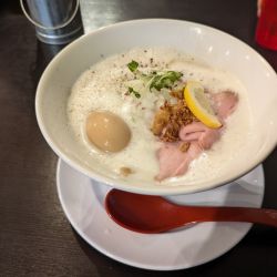 純鶏白湯ソバ　味玉