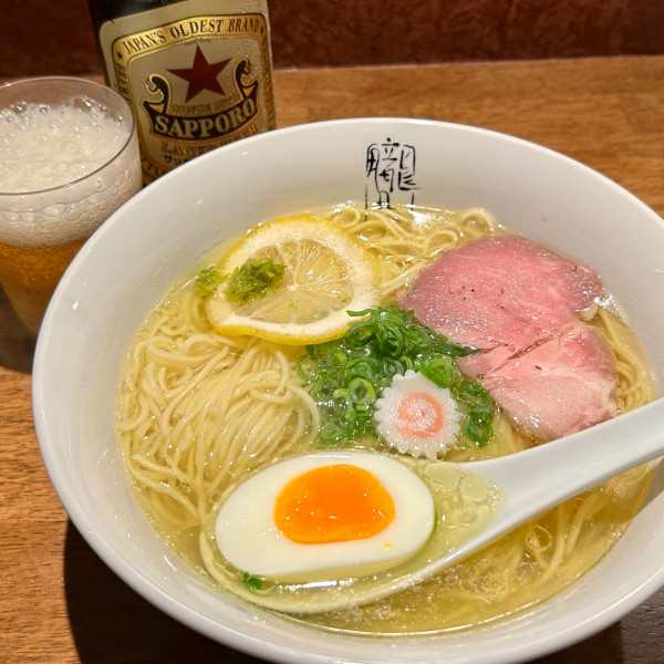 「シャモの塩中華蕎麦＋ビール（サッポロラガー中瓶）」@鶏出汁 朧月夜（【旧店名】麺屋まこと）の写真